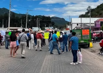 El paso hacia la ciudad de Oaxaca y municipios aledaños se encuentra completamente paralizado.