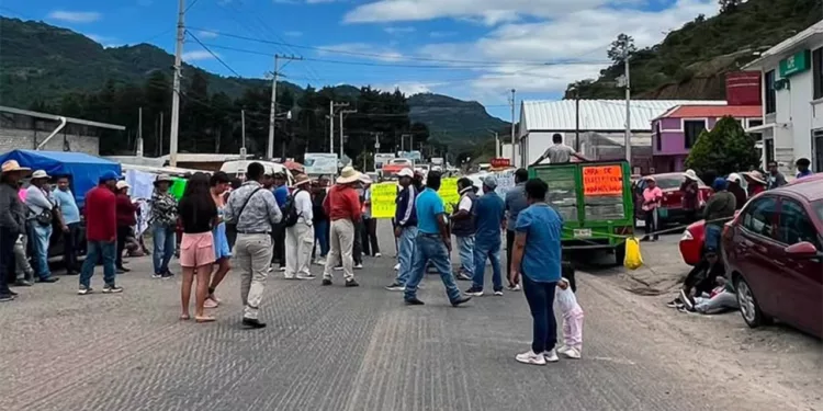 El paso hacia la ciudad de Oaxaca y municipios aledaños se encuentra completamente paralizado.