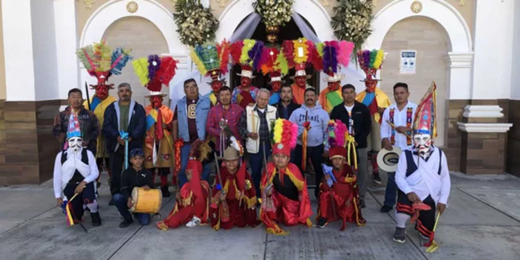 El proyecto recopiló fotografías de hasta cinco décadas atrás, las cuales documentan la historia de la danza.