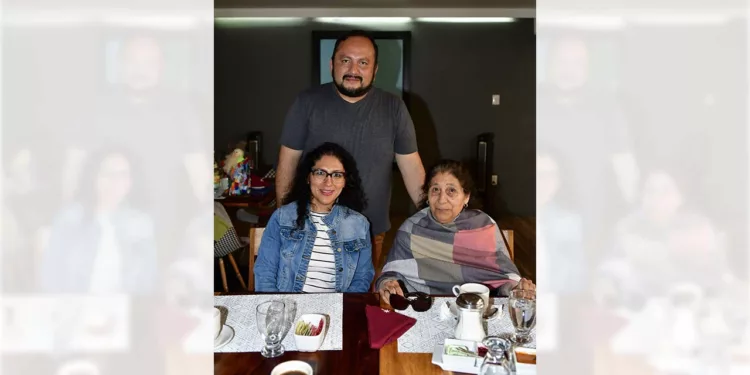Foto: Rubén Morales // José Antonio Díaz Arias, Águeda Cervantes Hernández y Yolanda Hernández disfrutaron de un ameno desayuno familiar.