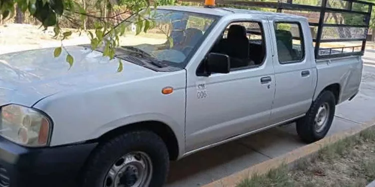 La camioneta robada es una Nissan NP300, color plata, con placas XS-83-320 de Veracruz.