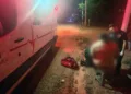 La motociclista fue valorada por paramédicos tras derrapar sobre la carretera.