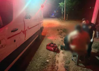 La motociclista fue valorada por paramédicos tras derrapar sobre la carretera.