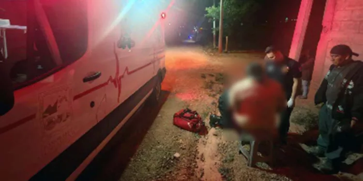 La motociclista fue valorada por paramédicos tras derrapar sobre la carretera.