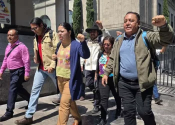 Foto: Cencos 22 // La comisión negociadora de la Sección 22, encabezada por Yeni Araceli Pérez, arriba a Palacio Nacional.