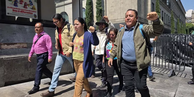 Foto: Cencos 22 // La comisión negociadora de la Sección 22, encabezada por Yeni Araceli Pérez, arriba a Palacio Nacional.