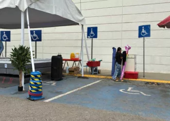 Foto: cortesía // La propia empresa invade espacios para personas discapacitadas.