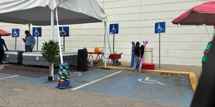 Foto: cortesía // La propia empresa invade espacios para personas discapacitadas.