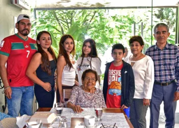 Fotos: Rubén Morales // Lidia Navarro celebró sus 95 años rodeada del cariño de familiares y seres queridos.