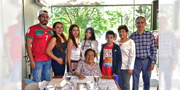 Fotos: Rubén Morales // Lidia Navarro celebró sus 95 años rodeada del cariño de familiares y seres queridos.
