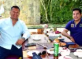 Fotos: Rubén Morales // Luis Jarquín felicitó a José Manuel Reyes Juárez y le expresó sus mejores deseos.