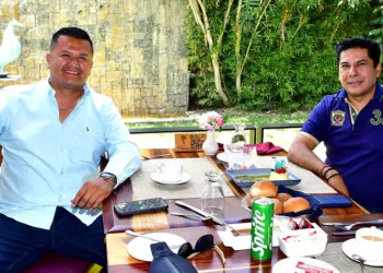 Fotos: Rubén Morales // Luis Jarquín felicitó a José Manuel Reyes Juárez y le expresó sus mejores deseos.