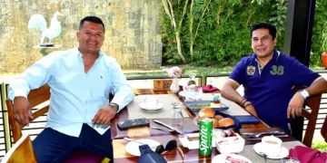 Fotos: Rubén Morales // Luis Jarquín felicitó a José Manuel Reyes Juárez y le expresó sus mejores deseos.