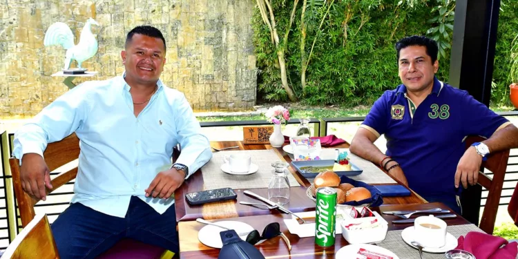 Fotos: Rubén Morales // Luis Jarquín felicitó a José Manuel Reyes Juárez y le expresó sus mejores deseos.