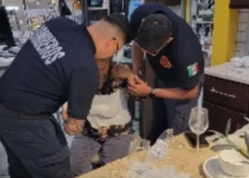 Paramédicos de Bomberos y policías municipales brindaron los primeros auxilios a la lesionada en el tercer piso del comercio ubicado en la calle Nuyoó.