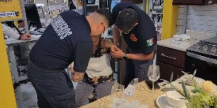 Paramédicos de Bomberos y policías municipales brindaron los primeros auxilios a la lesionada en el tercer piso del comercio ubicado en la calle Nuyoó.
