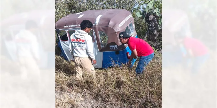 Resultaron con lesiones pasajeros de mototaxi volcado.