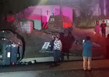 Conductor ebrio de 29 años de edad milagrosamente resultó ileso tras volcar su automóvil.