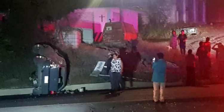 Conductor ebrio de 29 años de edad milagrosamente resultó ileso tras volcar su automóvil.