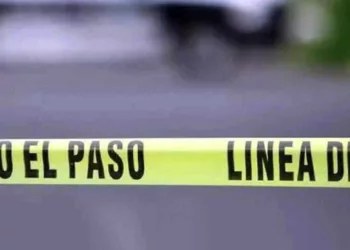 Cuerpos policiales y peritos de la Fiscalía resguardaron el kilómetro 197 tras confirmarse el hallazgo del cadáver.