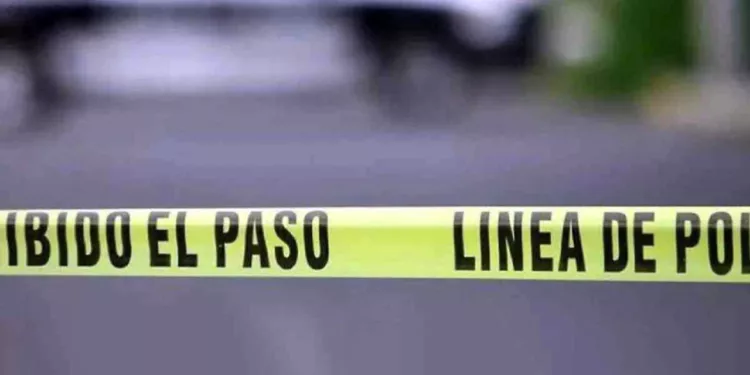 Cuerpos policiales y peritos de la Fiscalía resguardaron el kilómetro 197 tras confirmarse el hallazgo del cadáver.