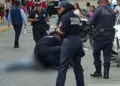 El joven herido quedó sobre la carpeta asfáltica a un costado de su motocicleta.