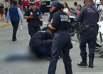 El joven herido quedó sobre la carpeta asfáltica a un costado de su motocicleta.