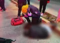 El motociclista fue atendido por paramédicos y trasladado al IMSS tras impactarse contra un poste de alumbrado en el bulevar Doctor Modesto Seara Vásquez.
