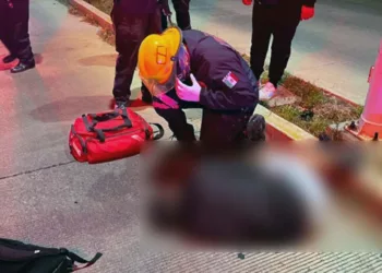 El motociclista fue atendido por paramédicos y trasladado al IMSS tras impactarse contra un poste de alumbrado en el bulevar Doctor Modesto Seara Vásquez.