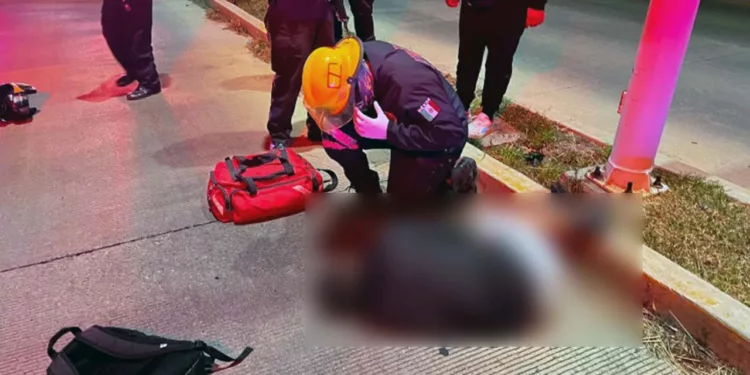 El motociclista fue atendido por paramédicos y trasladado al IMSS tras impactarse contra un poste de alumbrado en el bulevar Doctor Modesto Seara Vásquez.