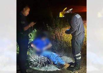 El motociclista de 34 años recibió atención prehospitalaria en el lugar del accidente.