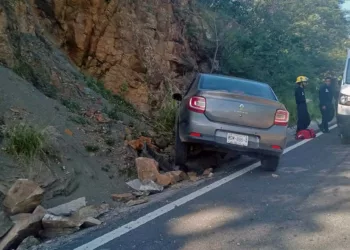 El Renault terminó impactado contra el cerro tras una maniobra para evitar una camioneta que presuntamente invadió su carril.