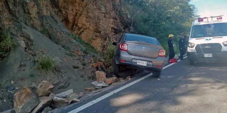 El Renault terminó impactado contra el cerro tras una maniobra para evitar una camioneta que presuntamente invadió su carril.
