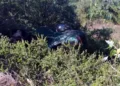 El vehículo Nissan Tsuru terminó con severos daños materiales.