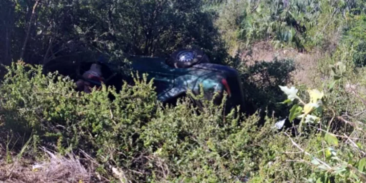 El vehículo Nissan Tsuru terminó con severos daños materiales.