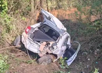 El vehículo Nissan March terminó con daños totales en la carrocería tras salir proyectado hacia el barranco.