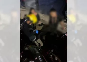 Elementos de Bomberos brindaron los primeros auxilios al joven de 22 años.