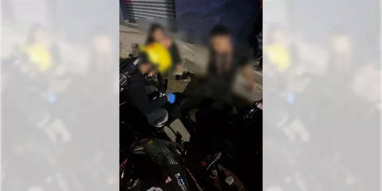 Elementos de Bomberos brindaron los primeros auxilios al joven de 22 años.