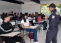Elementos de la Policía Municipal y Educación Vial instruyen a alumnos de la Preparatoria 3.