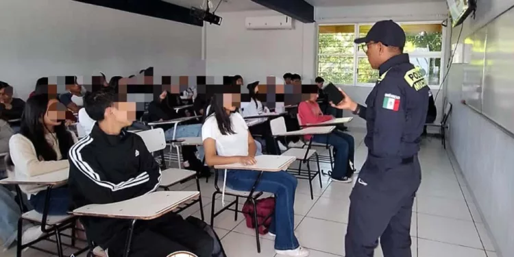 Elementos de la Policía Municipal y Educación Vial instruyen a alumnos de la Preparatoria 3.