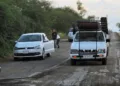 Elementos de seguridad abanderaron la zona del accidente en la colonia Ermita para asegurar los vehículos siniestrados.