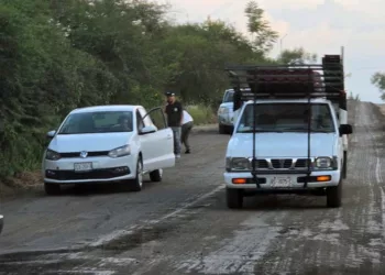 Elementos de seguridad abanderaron la zona del accidente en la colonia Ermita para asegurar los vehículos siniestrados.