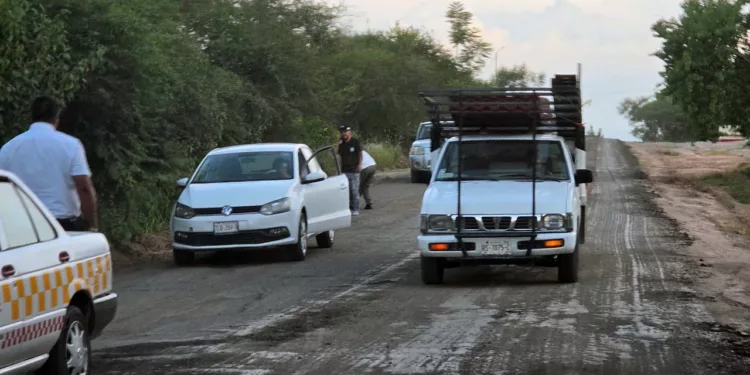 Elementos de seguridad abanderaron la zona del accidente en la colonia Ermita para asegurar los vehículos siniestrados.
