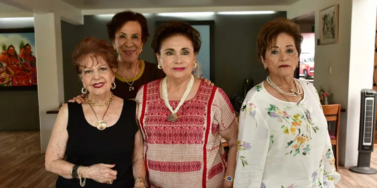 Fotos: Rubén Morales // Leonor Hurtado, Bety Guillen, Irene Rodríguez y Pilar Moreno de Echaide compartieron una amena reunión.