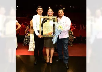 Foto: Rubén Morales // María Fernanda Cruz Lorenzo estuvo acompañada por su hermano Marco Antonio Cruz Lorenzo y su papá, Marco Antonio Cruz Martínez.