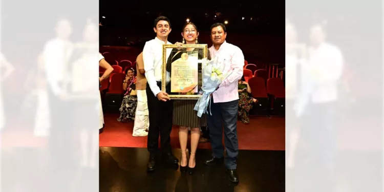 Foto: Rubén Morales // María Fernanda Cruz Lorenzo estuvo acompañada por su hermano Marco Antonio Cruz Lorenzo y su papá, Marco Antonio Cruz Martínez.