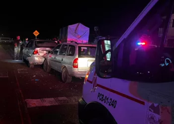 Paramédicos de Bomberos atendieron a la conductora afectada.
