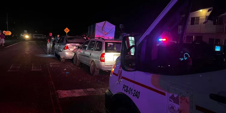Paramédicos de Bomberos atendieron a la conductora afectada.