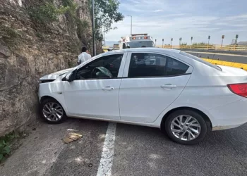 Paramédicos atendieron a los dos tripulantes en el lugar de los hechos.