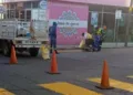 Personal técnico ejecuta trabajos de balizamiento, pinta y renovación de pasos peatonales.